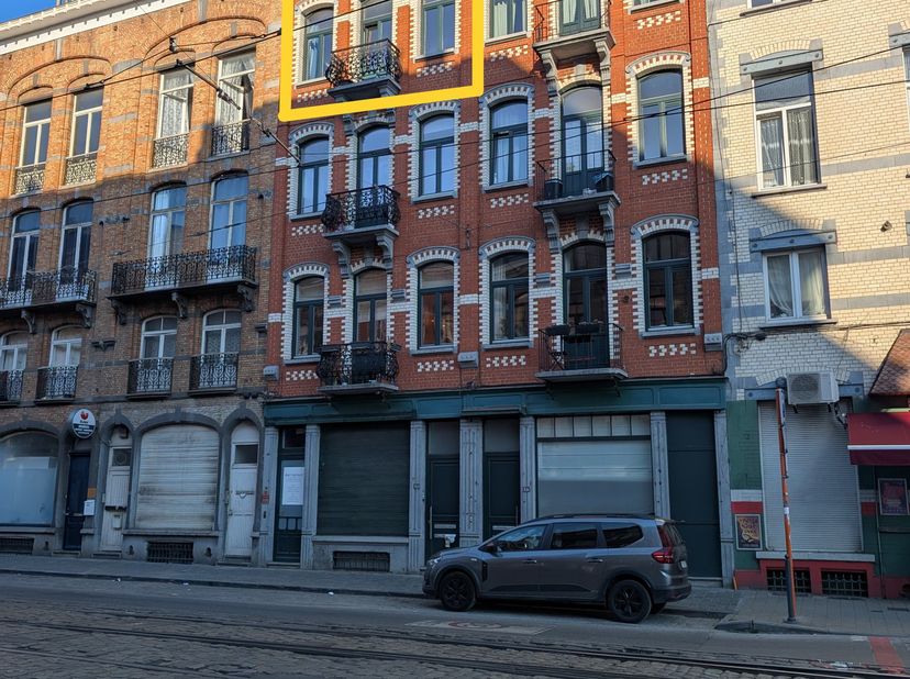 Cet appartement lumineux a été rénové en 2020 (EPC D). Derrière la belle façade se cache un appartement de 130m2 réparti sur 3 étages. Au premier étag
